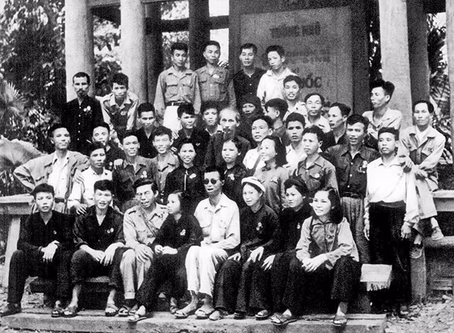 Chủ tịch Hồ Chí Minh với các đại biểu dự Đại hội chiến sĩ thi đua và cán bộ gương mẫu toàn quốc lần thứ nhất (ngày 1-5-1952). Ảnh: Tư liệu