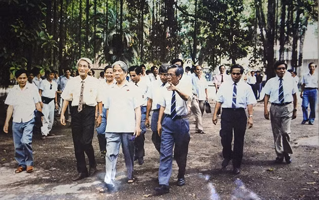 Nhà báo Hữu Thọ đón Tổng Bí Thư Đỗ Mười thăm Báo Nhân Dân năm 1994.