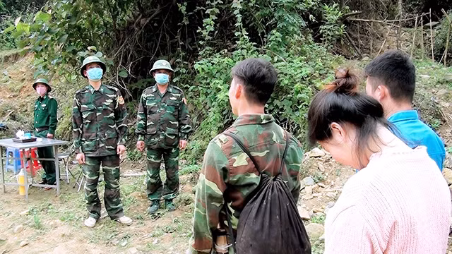 Bộ đội biên phòng Đồn Pù Nhi lập chốt kiểm soát đường mòn, lối mở.