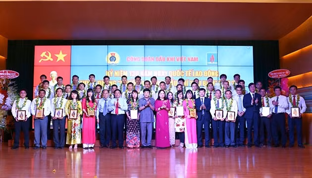 Các đại biểu, tập thể và cá nhân tiêu biểu tại buổi lễ.