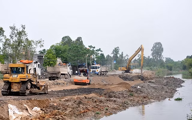 Tuyến đường Bái Đính - Ba Sao ngổn ngang do thiếu mặt bằng sạch để thi công.