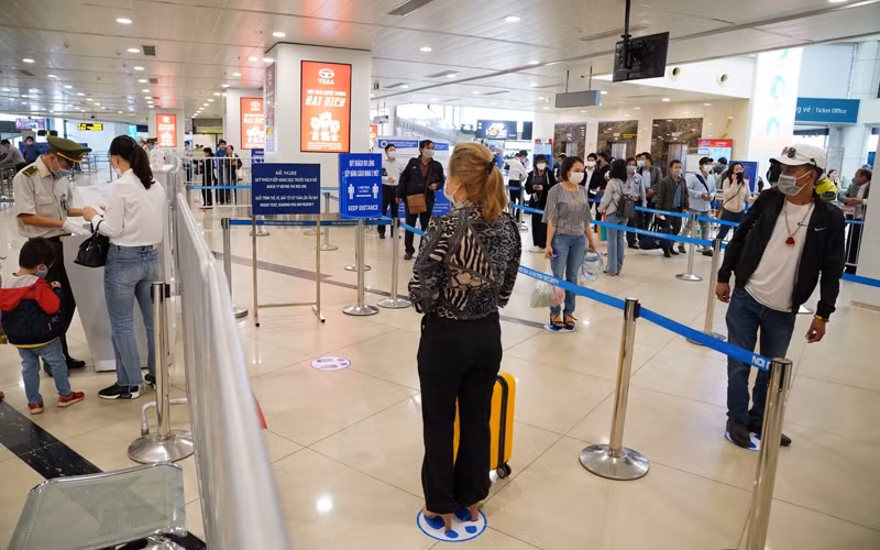 Khách xếp hàng làm thủ tục kiểm tra an ninh tại sân bay Nội Bài (Hà Nội).