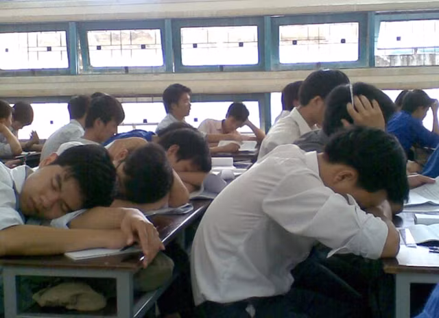 Nhiều sinh viên ngủ gật, chểnh mảng trong giờ học.