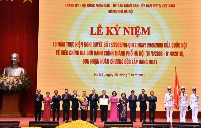 Chủ tịch nước Trần Đại Quang trao tặng Huân chương Độc lập hạng nhất cho Đảng bộ, chính quyền và nhân dân TP Hà Nội.