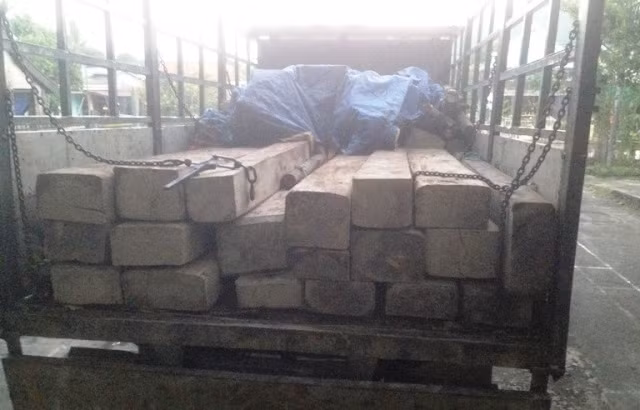 Tang vật gỗ lậu bị kiểm lâm bắt giữ trên xe tải, rạng sáng 22-7. 