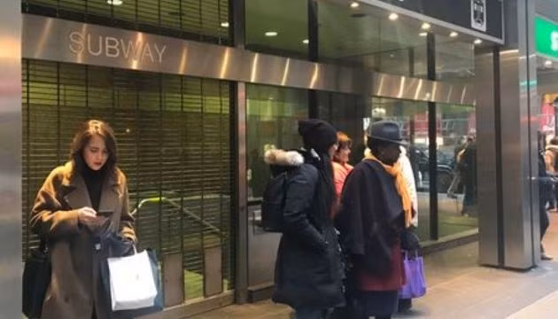 Các hành khác đứng bên ngoài ga tàu điện ngầm King sau khi một đe dọa đánh bom được gửi tới Toronto, bang Ontario, Canada, ngày 13-12-2018. (Ảnh: Reuters)