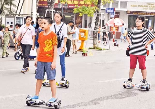 Dù UBND quận Hoàn Kiếm (Hà Nội) đã có lệnh cấm xe điện tự cân bằng tại phố đi bộ nhưng nhiều người vẫn vô tư vui chơi ngoài khu vực quy định. Ảnh: TL