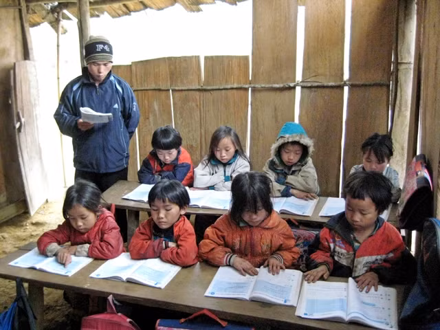 Học sinh điểm trường lẻ bản Háng Đồng C, Trường tiểu học Háng Đồng, huyện Bắc Yên.