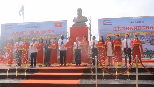 Cắt băng khánh thành Công viên Fidel tại TP Đông Hà (Quảng Trị).