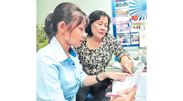 Cựu chiến binh, đảng viên Lê Thị Thu chia sẻ kinh nghiệm với cán bộ trẻ.