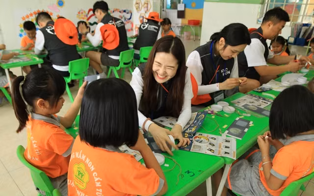 Các tình nguyện viên Hàn Quốc cùng các em nhỏ (Ảnh: AAV).