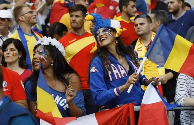 Các cổ động viên náo nhiệt trên khán đài SVĐ Stade de France. (Ảnh: Reuters)