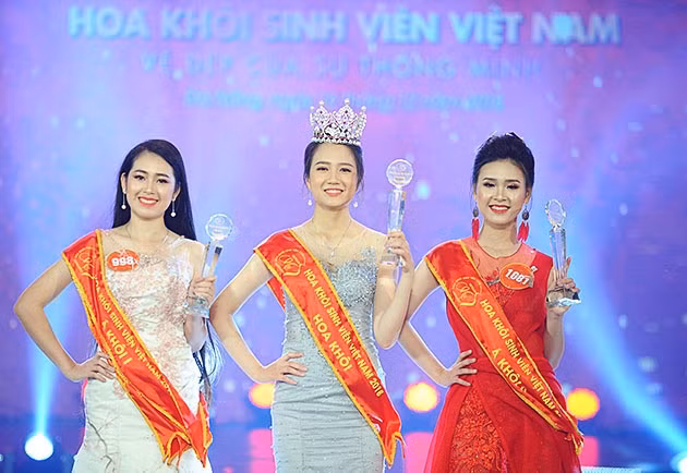 Hoa khôi Sinh viên Việt Nam 2018 Nguyễn Thị Phương Lan (đứng giữa) cùng Á khôi 1 (bên trái) và Á khôi 2 (bên phải) trong đêm đăng quang của cuộc thi.