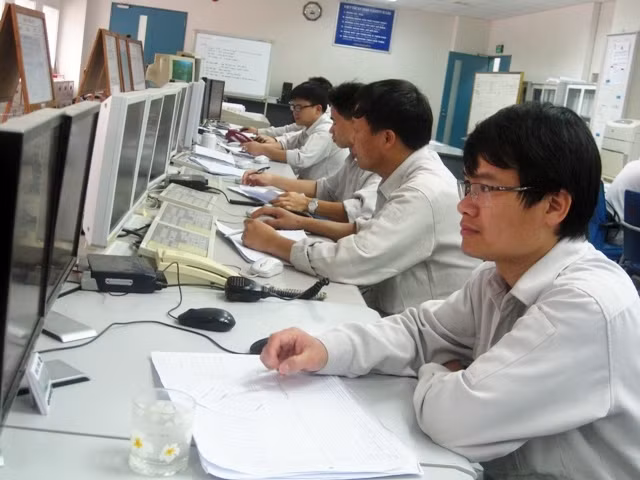  Cán bộ, kỹ sư theo dõi, vận hành dây chuyền sản xuất tại Trung tâm điều hành Nhà máy xi-măng Nghi Sơn.