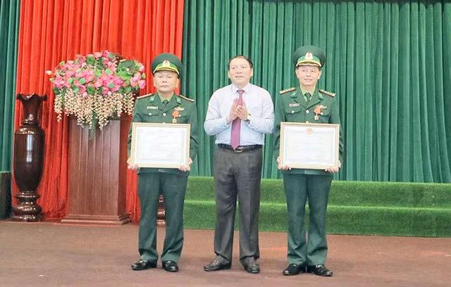 Lãnh đạo tỉnh Quảng Trị trao Huân chương Chiến công hạng ba tặng tập thể và cá nhân có thành tích xuất sắc trong đấu tranh phòng, chống tội phạm ma túy.