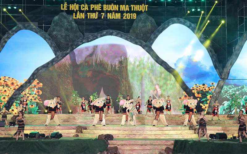 Chương trình nghệ thuật đặc sắc với chủ đề “Đác Lắc và những người bạn” khép lại Lễ hội cà-phê Buôn Ma Thuột lần thứ 7 năm 2019.