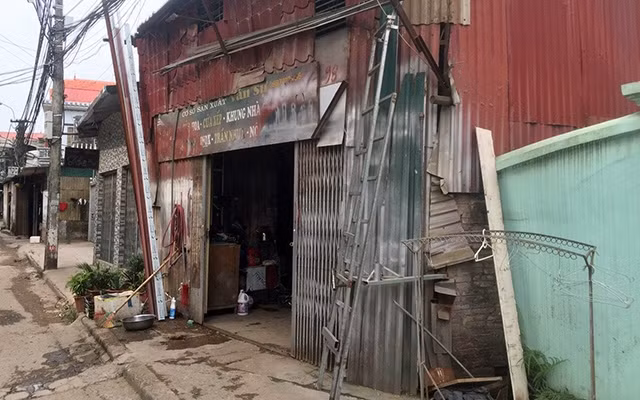 Ngôi nhà cạnh số 97, phố Trung Tựu (Bắc Từ Liêm, Hà Nội) được xây dựng trái phép trên đất trồng cây lâu năm của gia đình ông Nguyễn Khắc Ký. Ảnh: XUÂN ANH