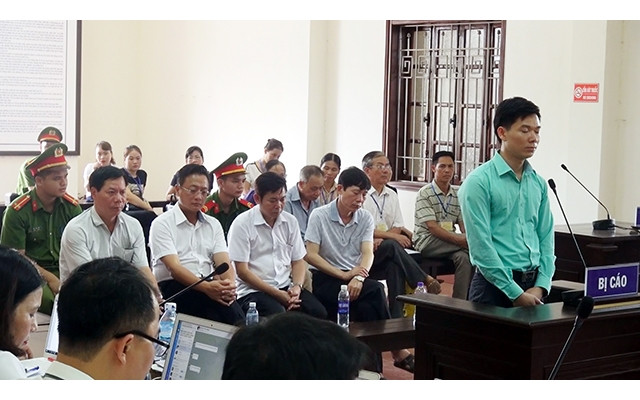 Bị cáo Hoàng Công Lương (áo xanh) và các bị cáo tại phiên tòa.