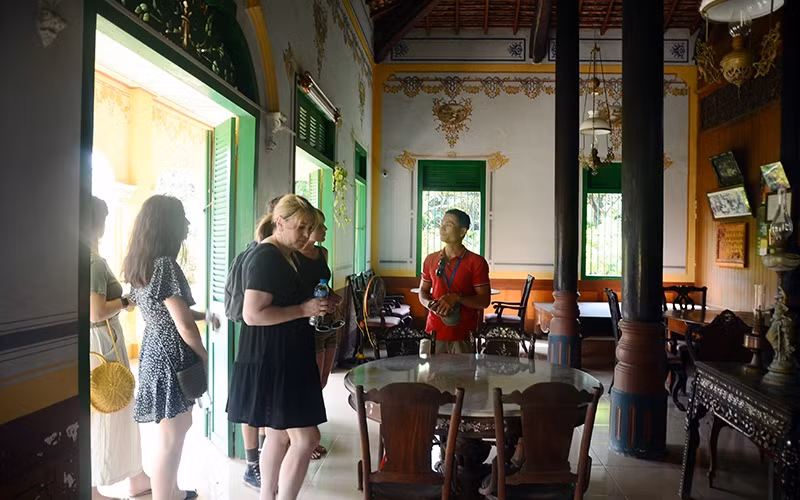 Khách du lịch tham quan nhà cổ của ông Phan Văn Ðức ở ấp An Lợi, xã Ðông Hòa Hiệp.