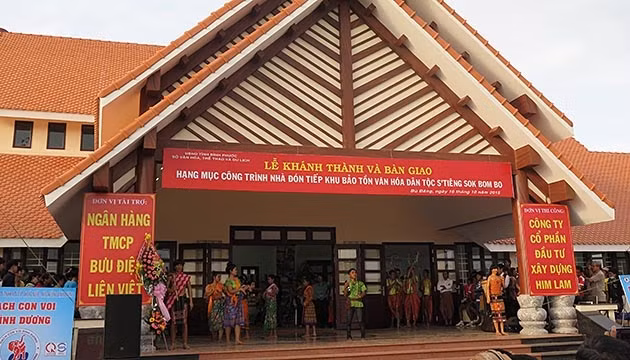 Một công trình thuộc khu bảo tồn văn hóa dân tộc S’tiêng sóc Bom Bo được đưa vào sử dụng và phục vụ người dân trong chiều 16-10.
