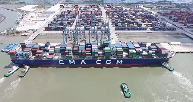 Tàu CMA CGM Marco Polo đang được lai dắt vào bến cảng CMIT.