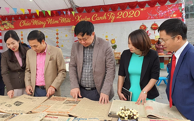 Các đại biểu tham quan các không gian trưng bày sách, báo, mỹ thuật, nhiếp ảnh tại Triển lãm.