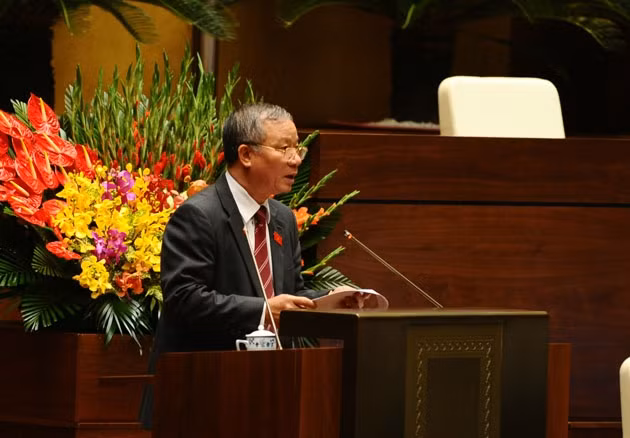 Đồng chí Nguyễn Kim Khoa, Chủ nhiệm Ủy ban Quốc phòng, an ninh Quốc hội báo cáo giải trình tiếp thu, chỉnh lý dự thảo Luật Sĩ quan Công an nhân dân sửa đổi (Ảnh; Duy Linh))