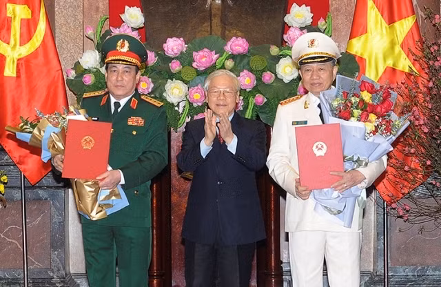 Tổng Bí thư, Chủ tịch nước Nguyễn Phú Trọng trao quyết định thăng quân hàm Đại tướng cho đồng chí Tô Lâm, Bộ trưởng Công an và đồng chí Lương Cường, Chủ nhiệm Tổng cục Chính trị QĐND 