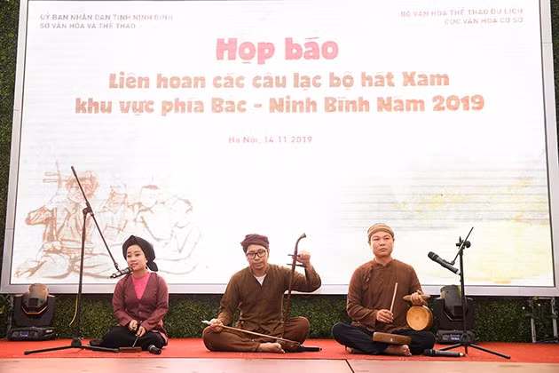 Các nghệ sĩ xẩm trẻ ở Ninh Bình trình diễn tại buổi họp báo (Ảnh: Ban tổ chức).