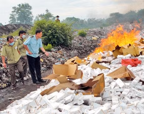 Lực lượng chức năng tiêu hủy thuốc lá lậu.