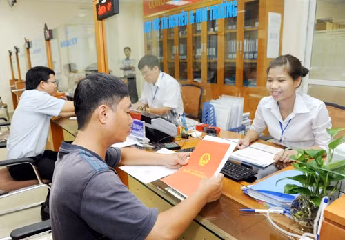 Người dân làm thủ tục chứng thực quyền sử dụng đất tại bộ phận một cửa Ủy ban nhân dân quận Hoàn Kiếm (Hà Nội). Ảnh: ĐỨC ANH