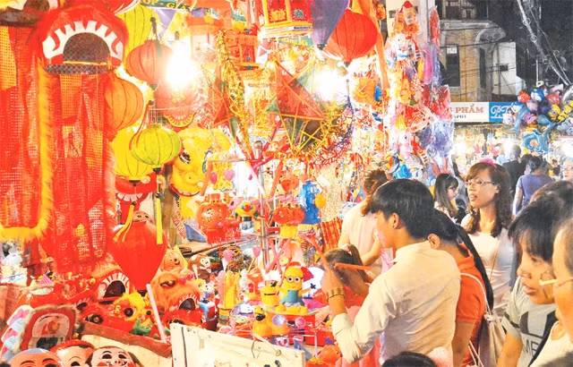 Tấp nập phố Hàng Mã dịp Trung thu. Ảnh: ĐĂNG ANH	