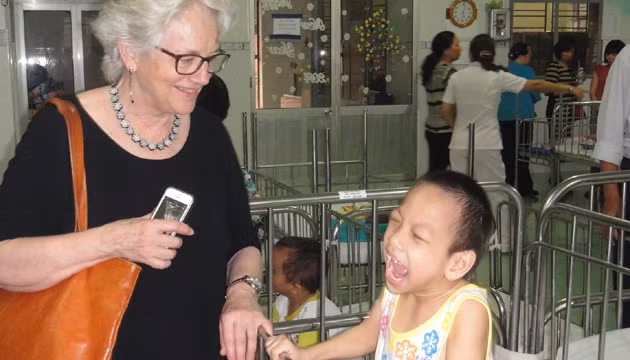Bà Suzan Berresford, Điều phối viên nhóm đối thoại Việt - Mỹ về chất độc da cam thăm trẻ em khuyết tật tại Trung tâm nuôi dưỡng trẻ mồ côi và khuyết tật tỉnh Đồng Nai