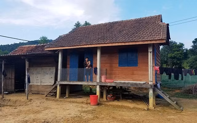 Nhà ở của đồng bào Chứt (bản Cà Xen, xã Thanh Hóa) được hỗ trợ xây dựng mới.