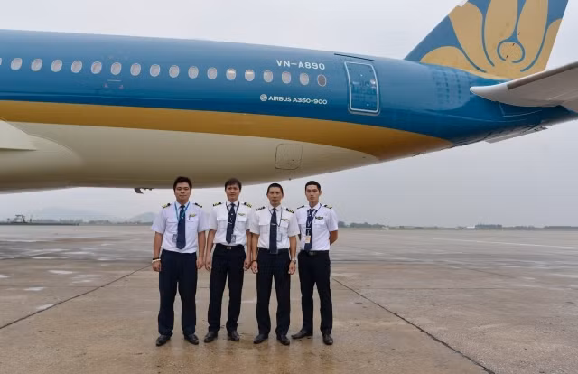 Tổ bay thực hiện chuyến bay đưa Airbus A350-900 thứ năm về Việt Nam.