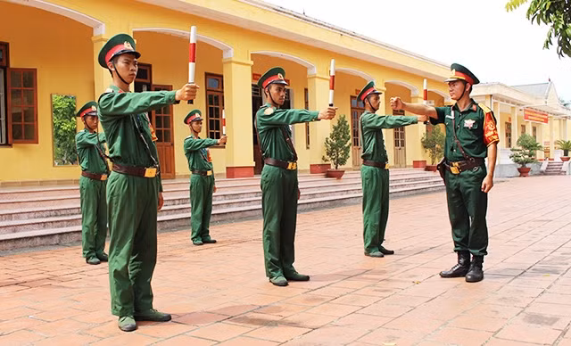 Cán bộ, chiến sĩ Tiểu đoàn Vệ binh 15 (Bộ Tham mưu Quân khu 1) huấn luyện thực hành động tác điều khiển, chỉ dẫn giao thông.