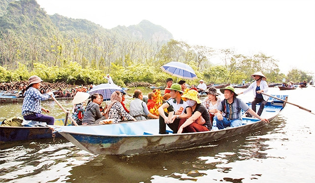 Du khách đi thuyền trên suối Yến. Ảnh: NGUYỄN ĐĂNG