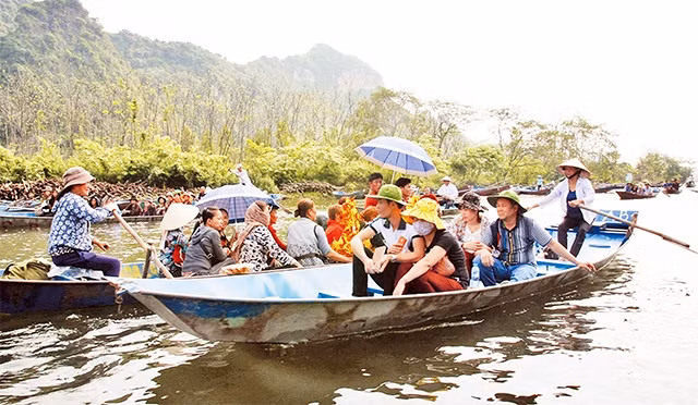 Du khách đi thuyền trên suối Yến. Ảnh: NGUYỄN ĐĂNG