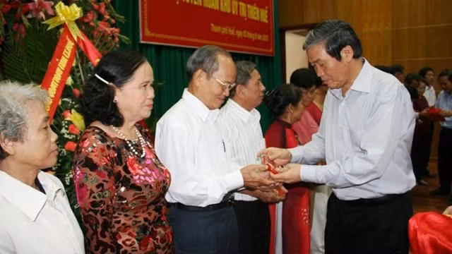 Đồng chí Đinh Thế Huynh trao Kỷ niệm chương cho các cán bộ Tuyên huấn Khu ủy Trị Thiên – Huế.