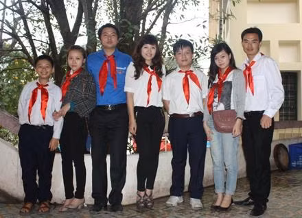Nhóm trưởng Bùi Quang Long (người thứ ba từ trái sang) cùng các em học sinh Trường Ðội Lê Duẩn.