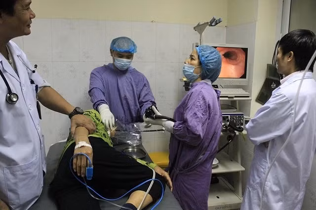 Các bác sĩ gắp dị vật cho bệnh nhân.