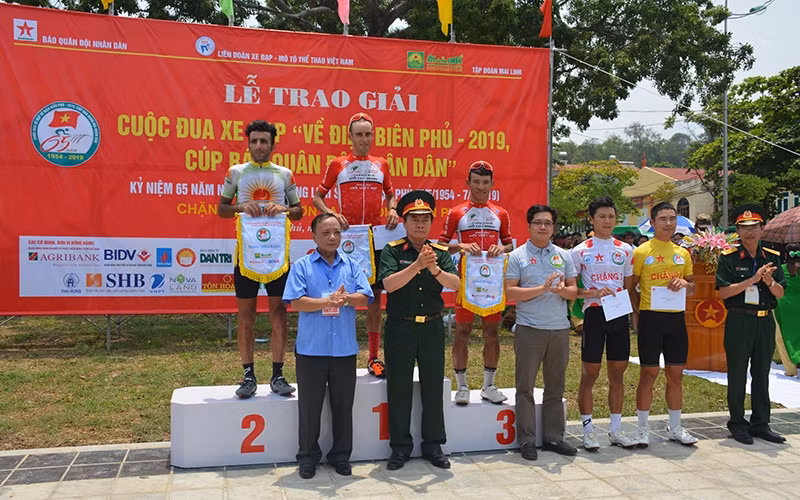 Ban tổ chức trao danh hiệu cho các vận động viên xuất sắc trong chặng thi đấu thứ ba. 