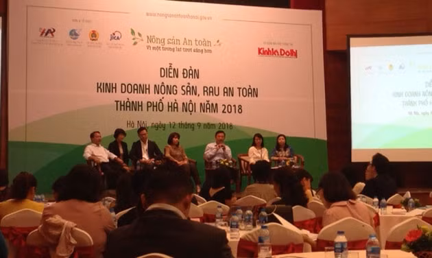 Các diễn giả chia sẻ kinh nghiệm và mối quan tâm về nông sản sạch.