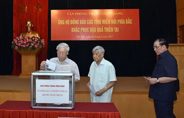 Tổng Bí thư Nguyễn Phú Trọng; nguyên Tổng Bí thư: Lê Khả Phiêu, Nông Ðức Mạnh tham gia quyên góp, ủng hộ đồng bào khắc phục hậu quả thiên tai. Ảnh: DUY LINH
