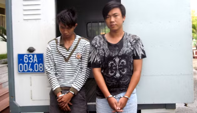 Hung thủ Hồ Công Tuấn Anh (bên trái) và Trương Quốc Anh tại cơ quan công an.