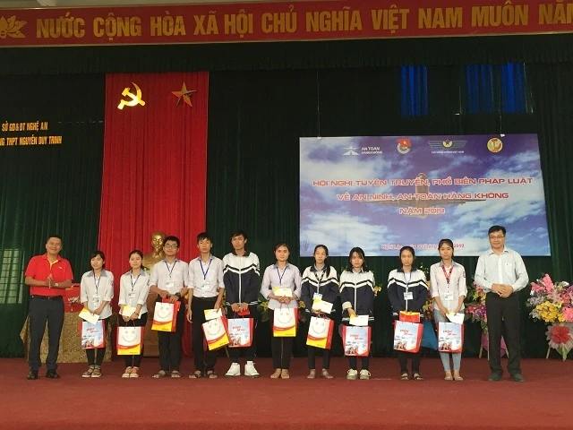 Trao quà cho học sinh giỏi vượt khó.