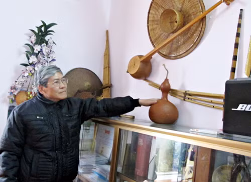Nghệ sĩ Vương Khon bên bộ sưu tập nhạc cụ truyền thống dân tộc.