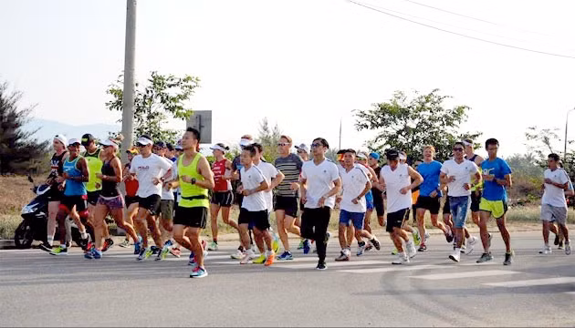 Các vận động viên đến từ nhiều nước tham gia chạy vì trẻ sơ sinh, sáng 6-5.