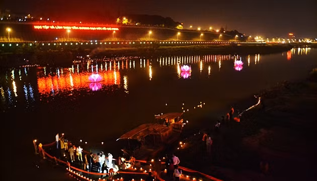 Sông Hồng lung linh đêm hoa đăng.