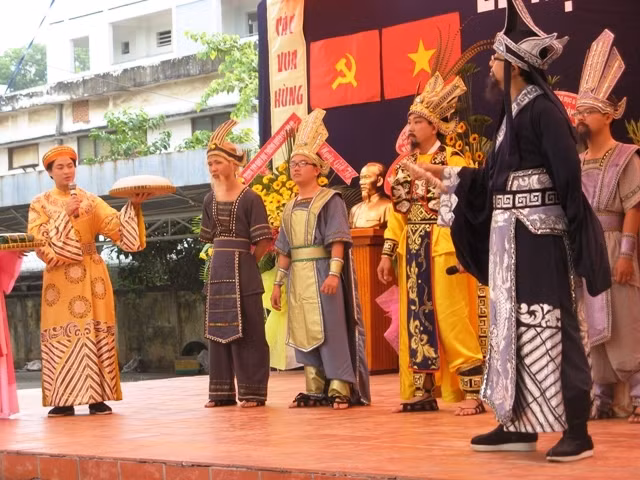 Sân khấu hóa lịch sử các Vua Hùng tại các trường học ở TP Hồ Chí Minh góp phần phát huy giá trị của tín ngưỡng thờ cúng Hùng Vương. 